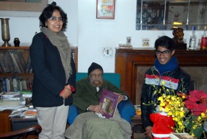 Jaspreet and Jansher pose with Khushwant Singh